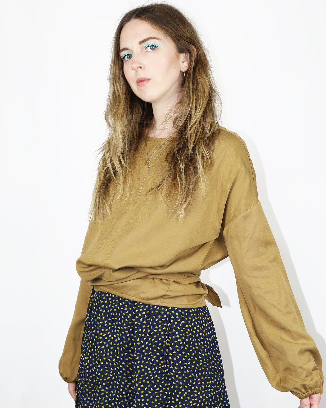 Hackwith Design House:Balloon Sleeve Crew Bow Top – Camel,ANOMIE