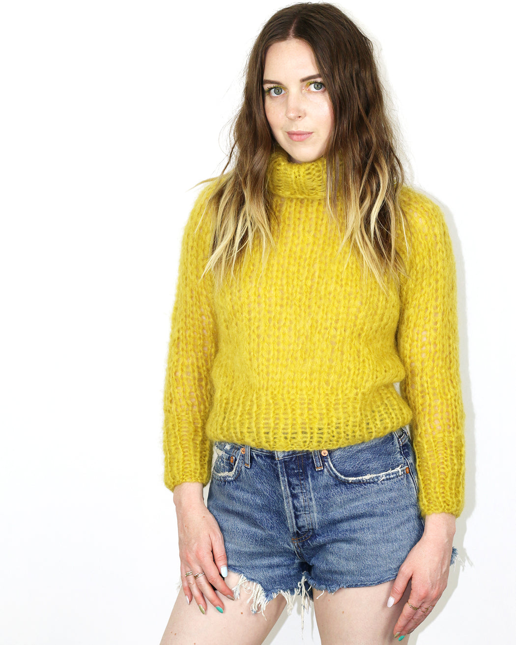 Maiami:Short Turtleneck Sweater in a limey yellow